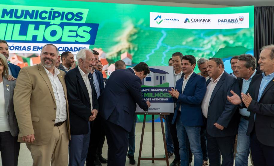 Governador anuncia R$ 533 milhões para construção de casas em 324 municípios
