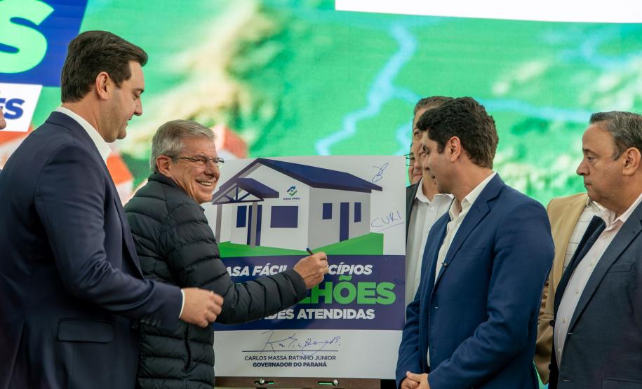 Governador anuncia R$ 533 milhões para construção de casas em 324 municípios