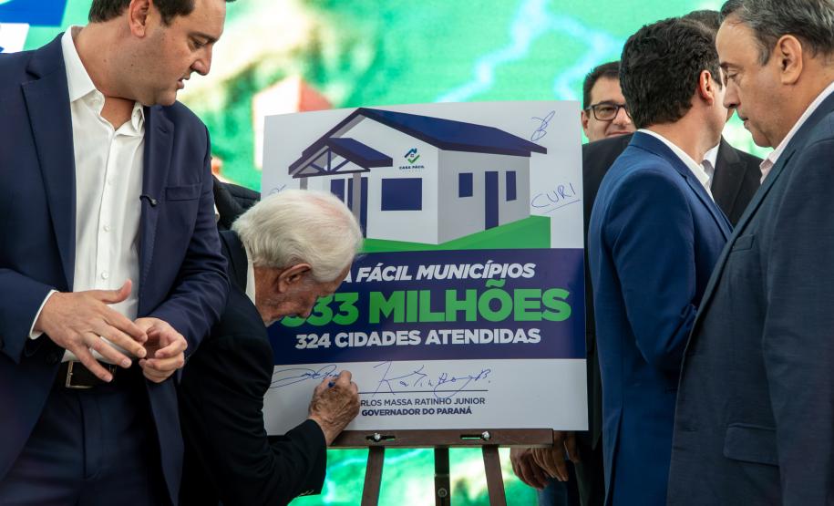Governador anuncia R$ 533 milhões para construção de casas em 324 municípios