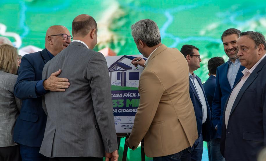 Governador anuncia R$ 533 milhões para construção de casas em 324 municípios