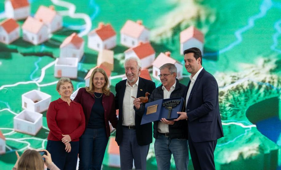 Governador anuncia R$ 533 milhões para construção de casas em 324 municípios