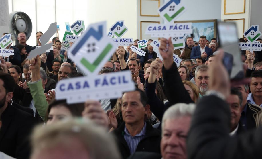 Mais de 130 mil famílias: Casa Fácil impulsiona habitação e movimenta a economia do Paraná