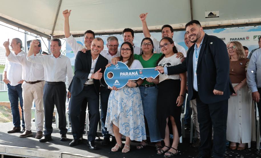 Governador Ratinho Junior entrega casa própria a 83 famílias de Siqueira Campos