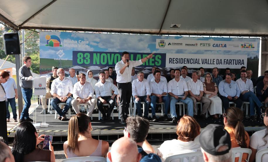 Governador Ratinho Junior entrega casa própria a 83 famílias de Siqueira Campos