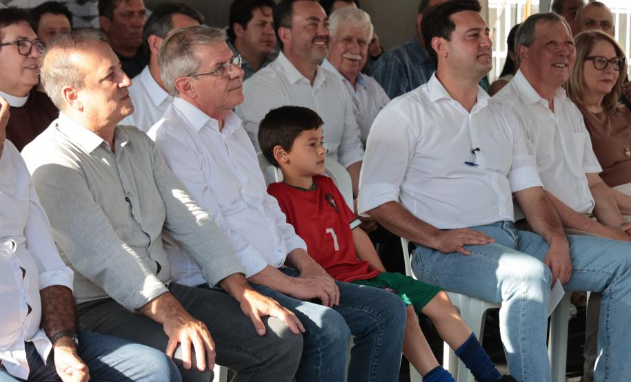 Governador Ratinho Junior entrega casa própria a 83 famílias de Siqueira Campos