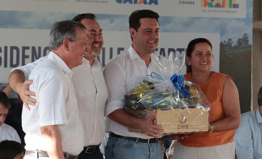 Governador Ratinho Junior entrega casa própria a 83 famílias de Siqueira Campos