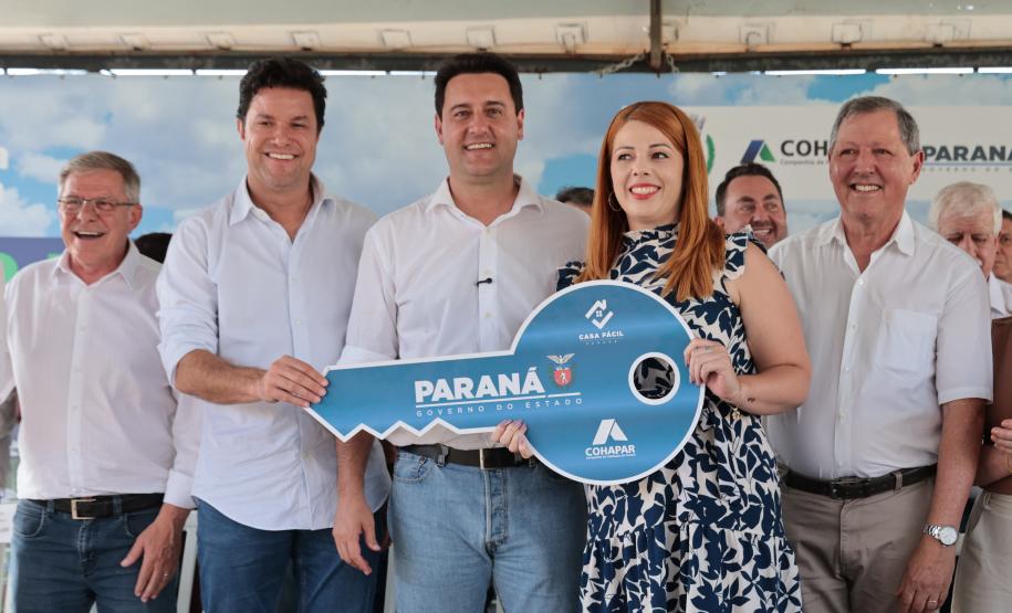 Governador Ratinho Junior entrega casa própria a 83 famílias de Siqueira Campos