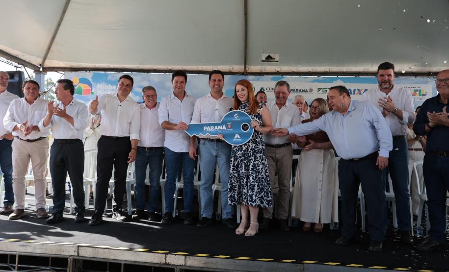 Governador Ratinho Junior entrega casa própria a 83 famílias de Siqueira Campos