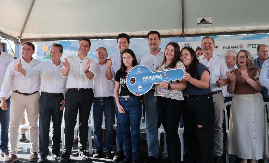 Governador Ratinho Junior entrega casa própria a 83 famílias de Siqueira Campos