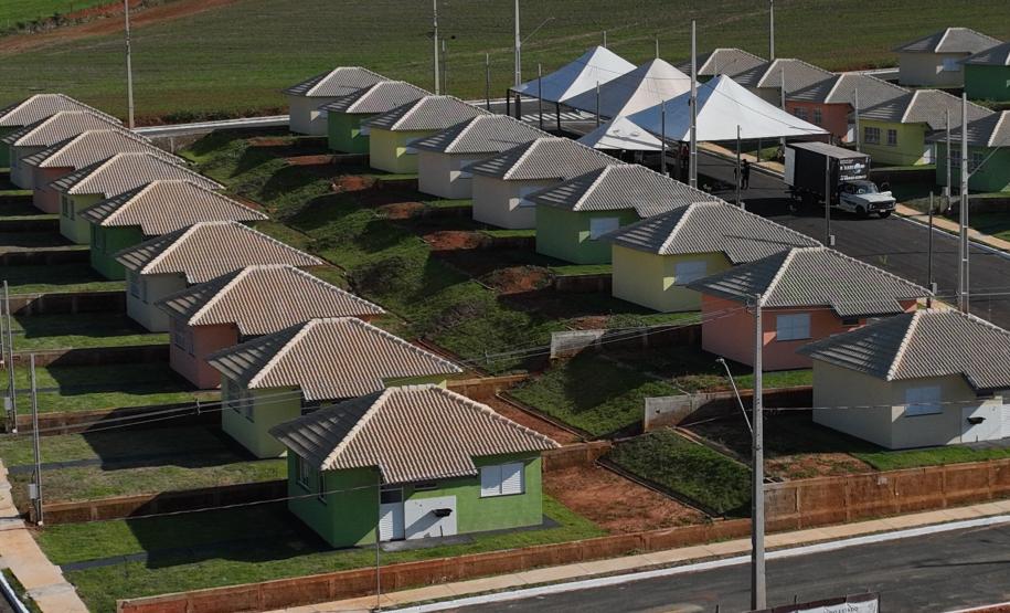 Governador Ratinho Junior entrega casa própria a 83 famílias de Siqueira Campos