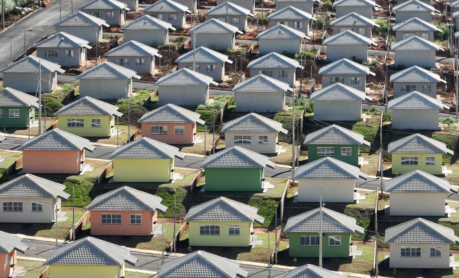 Governador Ratinho Junior entrega casa própria a 83 famílias de Siqueira Campos