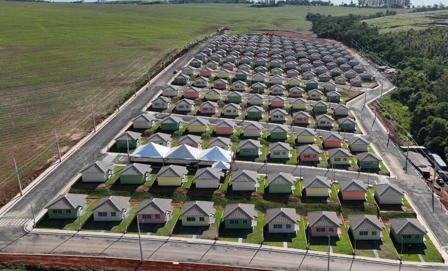 Governador Ratinho Junior entrega casa própria a 83 famílias de Siqueira Campos