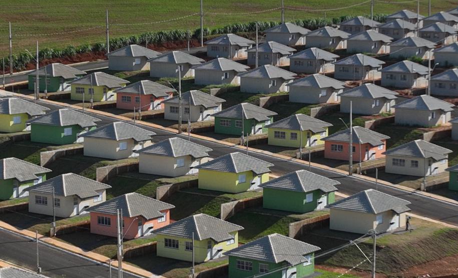 Governador Ratinho Junior entrega casa própria a 83 famílias de Siqueira Campos