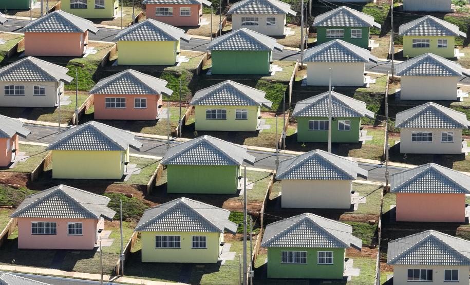 Governador Ratinho Junior entrega casa própria a 83 famílias de Siqueira Campos