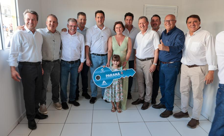 Governador Ratinho Junior entrega casa própria a 83 famílias de Siqueira Campos