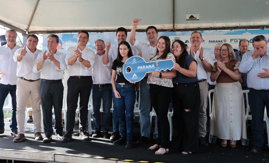 Governador Ratinho Junior entrega casa própria a 83 famílias de Siqueira Campos