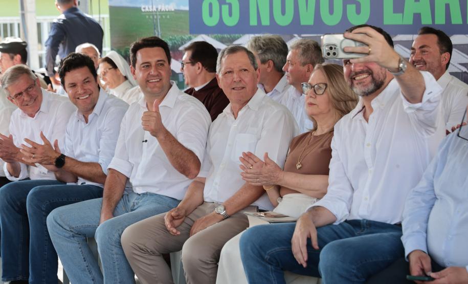 Governador Ratinho Junior entrega casa própria a 83 famílias de Siqueira Campos