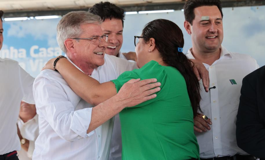 Governador Ratinho Junior entrega casa própria a 83 famílias de Siqueira Campos