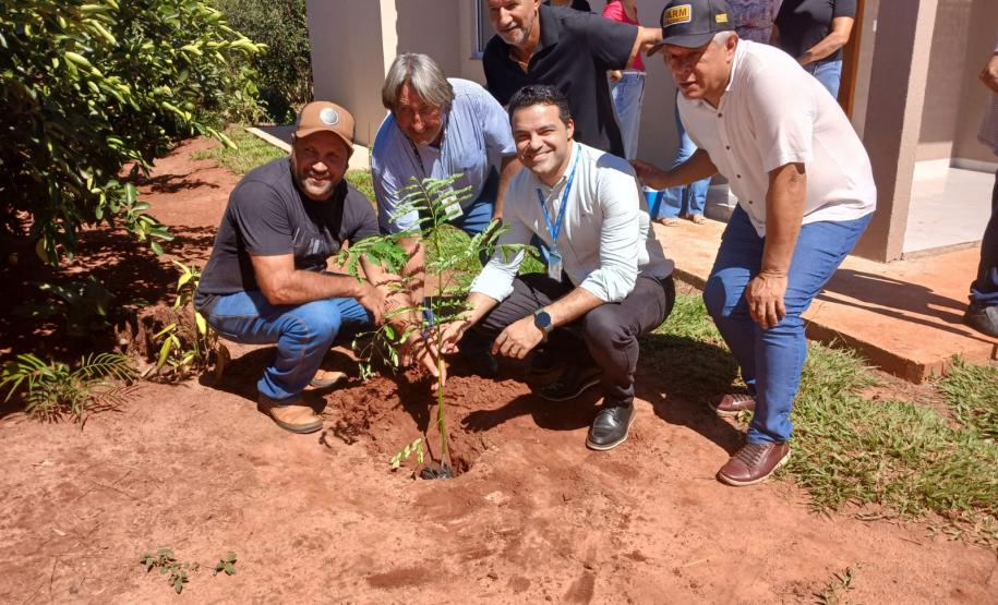Com recursos do Casa Fácil, Cohapar entrega moradias rurais para famílias de Altônia