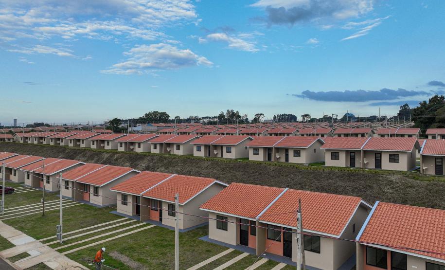 Governador entrega 220 casas em Ponta Grossa com investimento do Casa Fácil