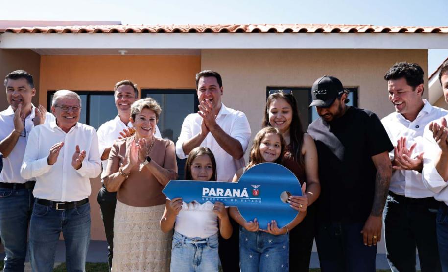 Governador entrega 220 casas em Ponta Grossa com investimento do Casa Fácil