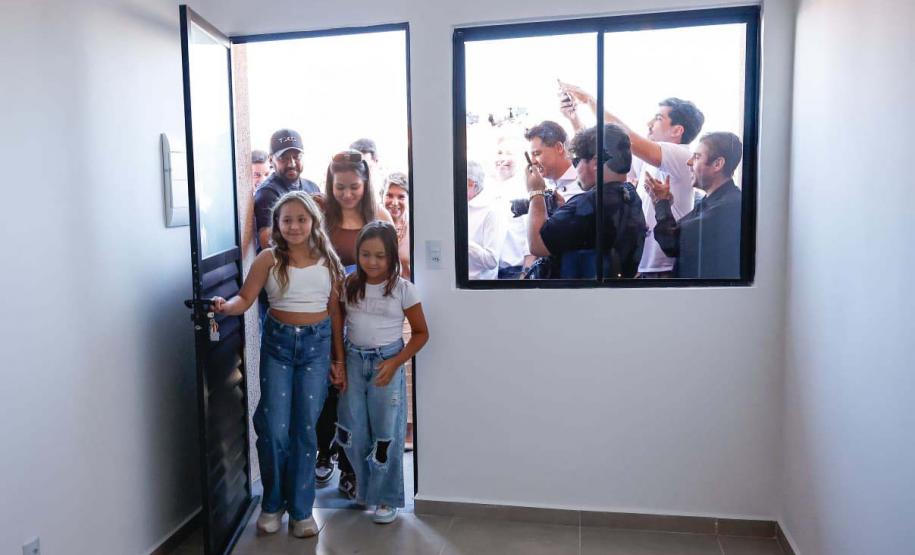 Governador entrega 220 casas em Ponta Grossa com investimento do Casa Fácil