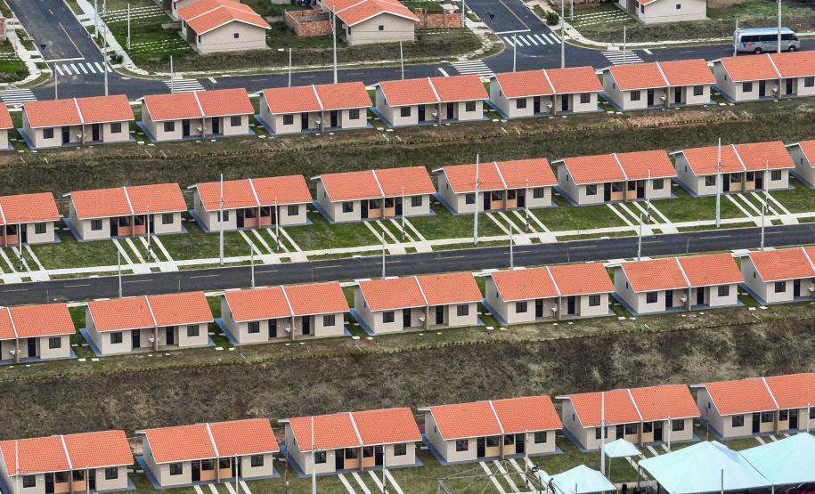 Governador entrega 220 casas em Ponta Grossa com investimento do Casa Fácil