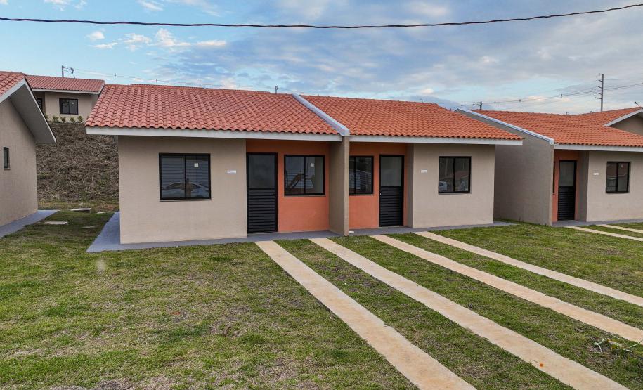 Governador entrega 220 casas em Ponta Grossa com investimento do Casa Fácil