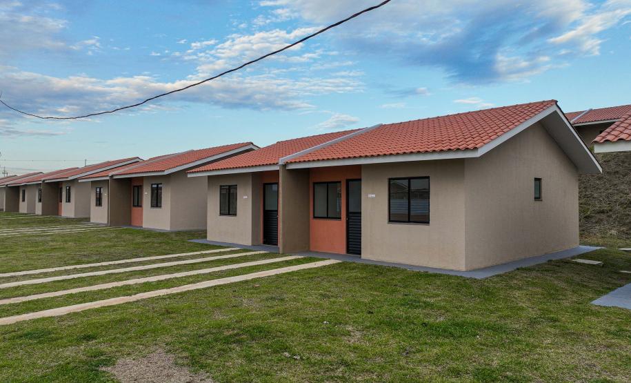 Governador entrega 220 casas em Ponta Grossa com investimento do Casa Fácil