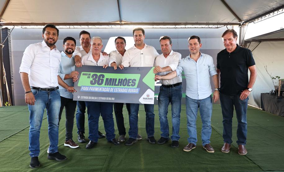 Governador entrega moradias e anuncia R$ 36,2 milhões para estradas rurais em Terra Rica