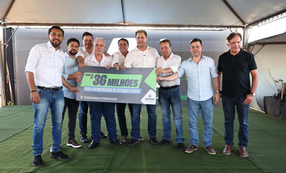 Governador entrega moradias e anuncia R$ 36,2 milhões para estradas rurais em Terra Rica