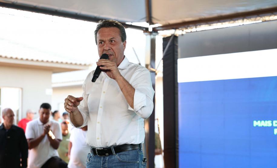 Governador entrega moradias e anuncia R$ 36,2 milhões para estradas rurais em Terra Rica