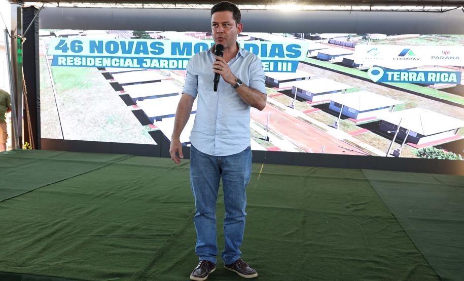 Governador entrega moradias e anuncia R$ 36,2 milhões para estradas rurais em Terra Rica