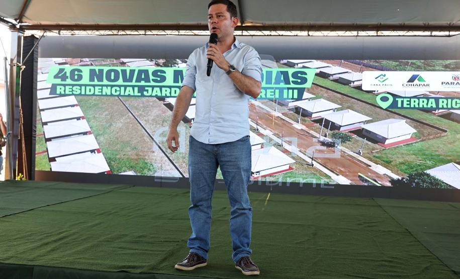Governador entrega moradias e anuncia R$ 36,2 milhões para estradas rurais em Terra Rica