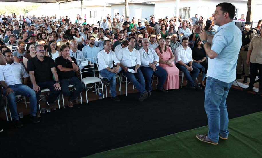 Governador entrega moradias e anuncia R$ 36,2 milhões para estradas rurais em Terra Rica