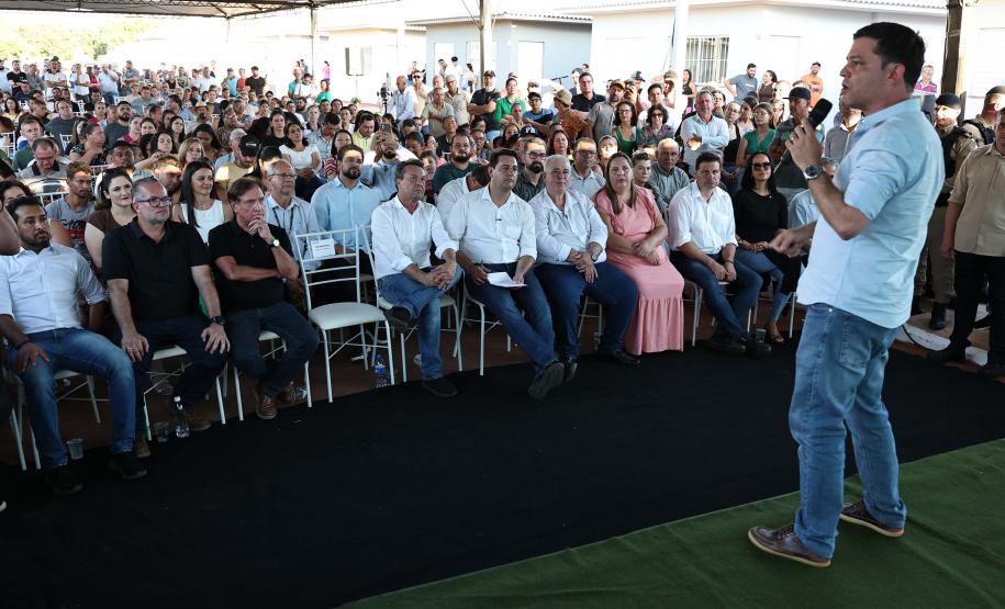 Governador entrega moradias e anuncia R$ 36,2 milhões para estradas rurais em Terra Rica