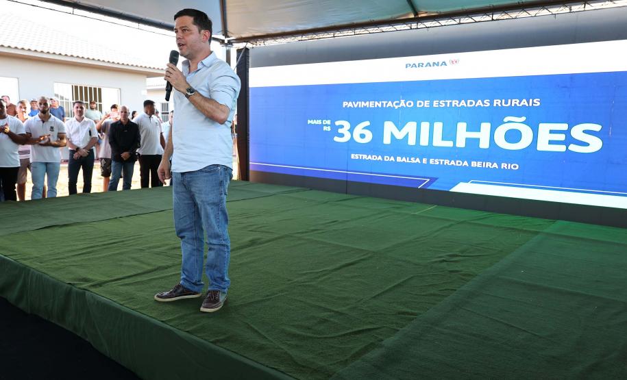Governador entrega moradias e anuncia R$ 36,2 milhões para estradas rurais em Terra Rica