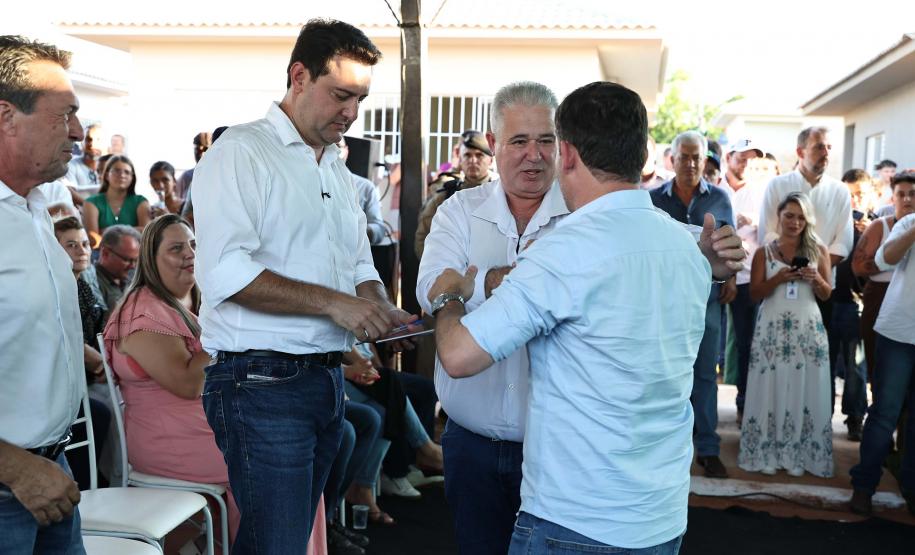 Governador entrega moradias e anuncia R$ 36,2 milhões para estradas rurais em Terra Rica