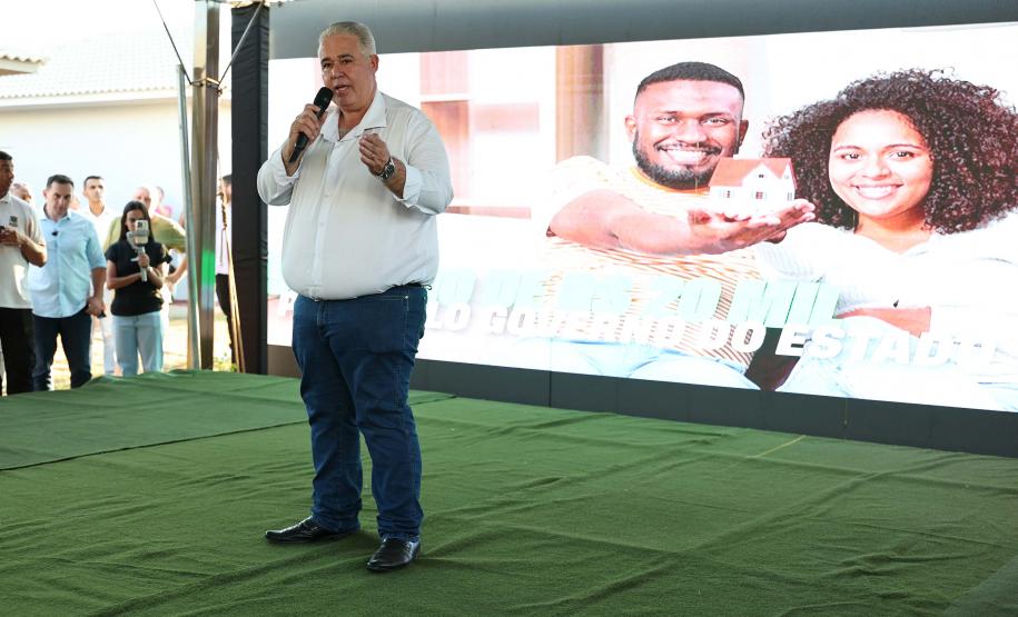 Governador entrega moradias e anuncia R$ 36,2 milhões para estradas rurais em Terra Rica