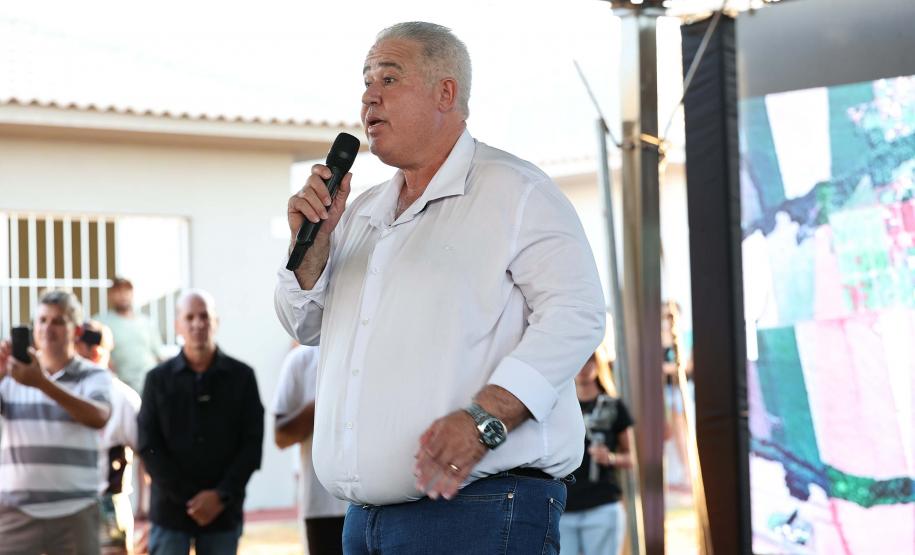 Governador entrega moradias e anuncia R$ 36,2 milhões para estradas rurais em Terra Rica