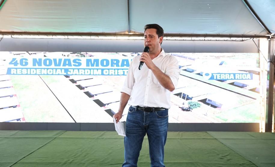 Governador entrega moradias e anuncia R$ 36,2 milhões para estradas rurais em Terra Rica