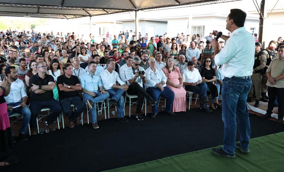 Governador entrega moradias e anuncia R$ 36,2 milhões para estradas rurais em Terra Rica