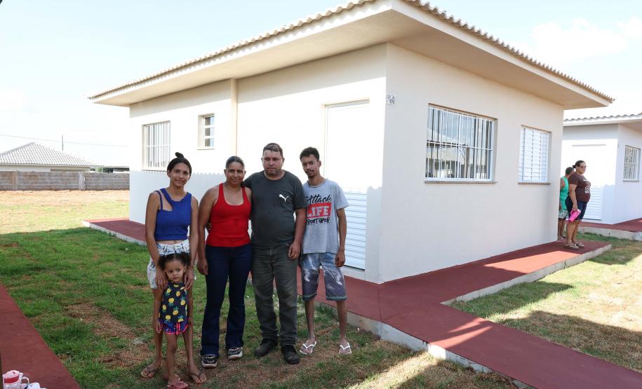 Governador entrega moradias e anuncia R$ 36,2 milhões para estradas rurais em Terra Rica