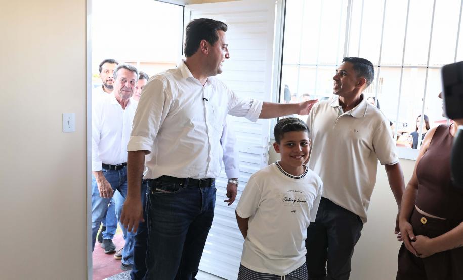 Governador entrega moradias e anuncia R$ 36,2 milhões para estradas rurais em Terra Rica