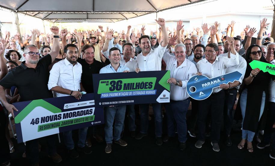 Governador entrega moradias e anuncia R$ 36,2 milhões para estradas rurais em Terra Rica