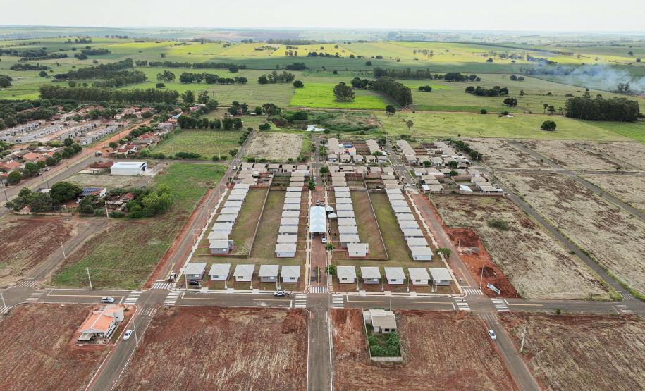 Governador entrega moradias e anuncia R$ 36,2 milhões para estradas rurais em Terra Rica