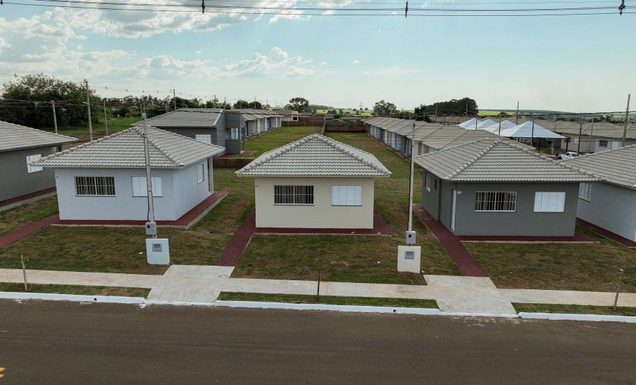 Governador entrega moradias e anuncia R$ 36,2 milhões para estradas rurais em Terra Rica