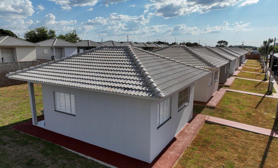 Governador entrega moradias e anuncia R$ 36,2 milhões para estradas rurais em Terra Rica