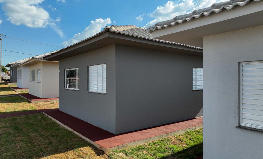 Governador entrega moradias e anuncia R$ 36,2 milhões para estradas rurais em Terra Rica