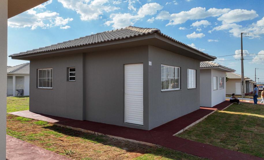 Governador entrega moradias e anuncia R$ 36,2 milhões para estradas rurais em Terra Rica